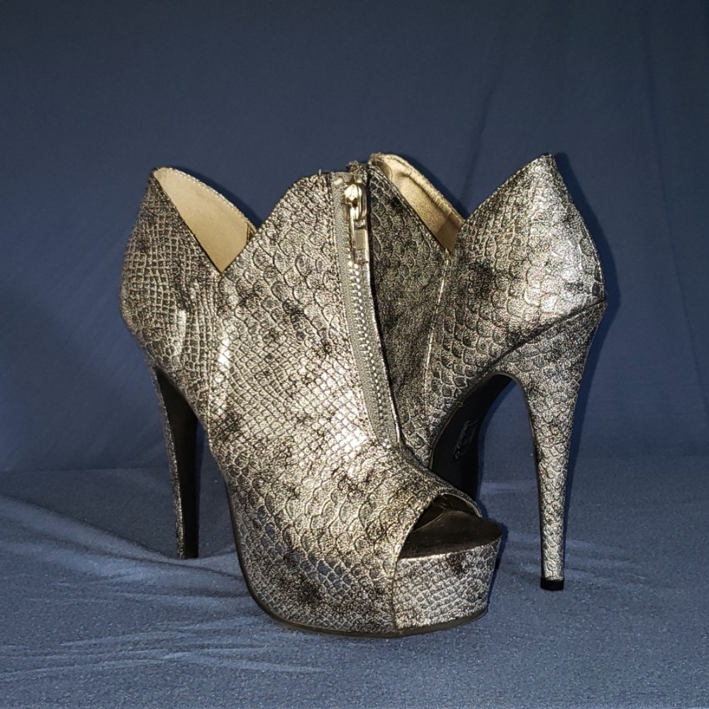 Size 8 silver snakeskin Peeptoe Heels - Michael Antonio
